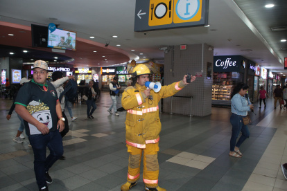 Directrices. Guías orientaban para evacuar a una ciudadanía extrañada por las sirenas. Muchos no sabían del simulacro, otros no lo tomaron con seriedad e ignoraban.