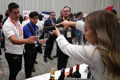 Una mujer sirve vino durante la "Jornada de Gastronomía y Vinos de España 2024