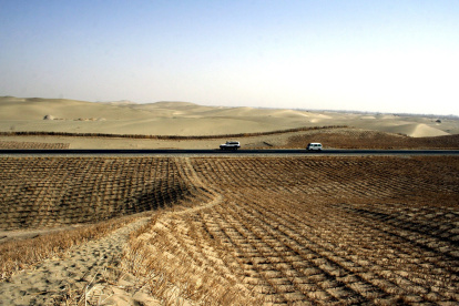 Furgonetas recorren un tramo del desierto de Taklamakan, en el noroeste de la región autónoma china de Xinjiang.