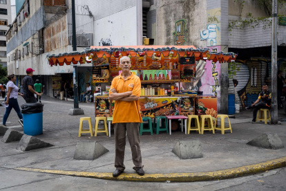 Un vendedor informal ofrece sus productos en una calle, el 13 de noviembre de 2024 en Caracas (Venezuela).