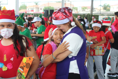 Las voluntarias de la Fundación Logos realizan un agasajo por Navidad