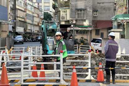Un grupo de operarios trabaja en la reconstrucción de calzadas y vías públicas en el distrito de Wenshan, Taipéi (Taiwán).