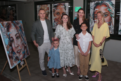 Yurri Krasnohurskyi, Tatiana Kostiuk, Anna María Kostiuk, Evgenia Zhelevska, Nicolás Núñez Zhelevskyi y la artista Mariya Zrazhaeva.