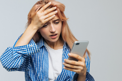 Que llamen a tu amigo o le escriban por tu deuda es hostigamiento.