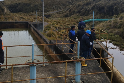 Funcionarios de la Epmaps y Ministerio del Ambiente recorrieron el embalse de Salve Faccha revisan las acciones que aplica la empresa municipal para afrontar la sequía extrema en Quito.