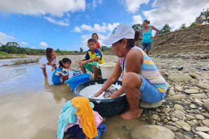 El acto de lavar es un ritual que conecta a las mujeres con su herencia.
