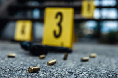 Una de las víctimas tenía antecedentes penales por abuso sexual, según información policial.