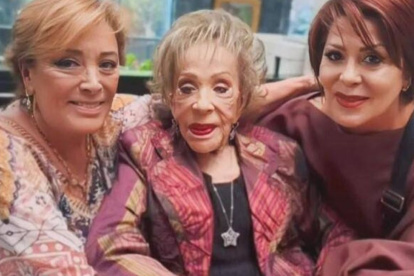 Con sus hijas, Sylvia Pasquel y Alejandra Guzmán