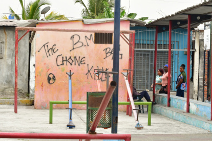 En el lugar del tiroteo, vecinos colocaron una vela por los fallecidos en Durán.