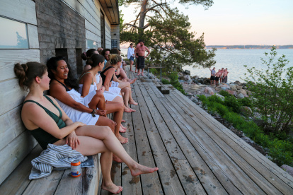 Sauna de la isla de Lonna, un lugar que congrega a mucha gente, en Helsinki.