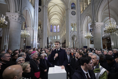Inivtados y trabajadores de la reconstrucción de Notre-Dame escuchan el discurso del presidente Emmanuel Macron en la nave de la catedral, el 29 de noviembre de 2024.