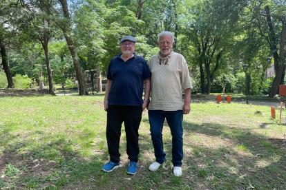 Fotografía del 3 de noviembre de 2024 de Pedro Solans (i) y Leopoldo "Teuco" Castilla, fundadores de los Bosques de la Poesía, en Carlos Paz, un bosque en la Ciudad de Villa Carlos Paz en provincia de Córdoba (Argentina). ‘Poesía contra la devastación del planeta’ es el lema de un grupo de escritores argentinos que crearon en 2020 el primer Bosque de la Poesía en la localidad de Carlos Paz, en respuesta a los incendios provocados y con el fin de convertir la naturaleza en sujeto de derecho. EFE/Esther Rebollo