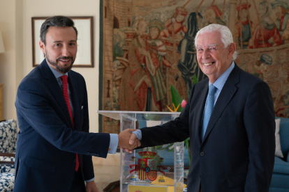 El embajador de España en Panamá, Guzmán Palacios (i), saluda al creador de la iniciativa de las audioguías, Luis Blas Arioto, durante la presentación de las audioguías sobre Panamá Viejo, en la residencia del Embajador de España