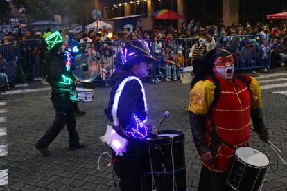 Desfile. Con música y baile los danzantes y estudiantes recorrieron once cuadras de la avenida Amazonas