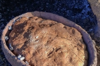 Focaccia" sazonada con manteca de cerdo horneado en una réplica de husking trays.