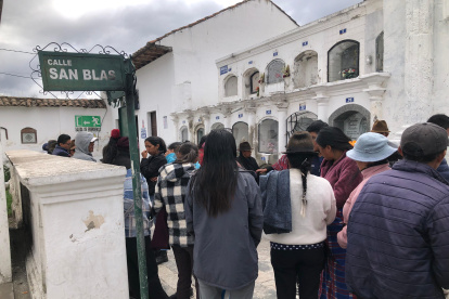 Los familiares de la mujer fallecida llegaron a la morgue a llevarse el cuerpo, en medio de la consternación.