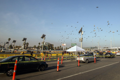 Personal de la Guardia Nacional realiza un operativo de revisión vehicular en el puerto internacional de San Ysidro, este jueves, en la ciudad de Tijuana, estado de Baja California (México).