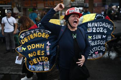 Una mujer opositora grita consignas durante una marcha para conmemorar el Día Internacional de la Eliminación de la Violencia contra la Mujer en Caracas el 25 de noviembre de 2024.
