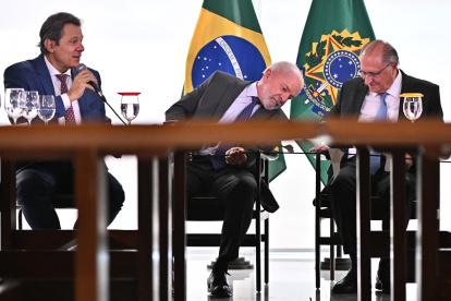 El presidente de Brasil, Luiz Inácio Lula da Silva (c), habla con el vicepresidente de Brasil, Geraldo Alckmin (d), junto al ministro de Hacienda, Fernando Haddad, durante la sanción de un proyecto de ley para fortalecer la agricultura familiar este miércoles, en el Palácio del Planalto en Brasilia (Brasil).