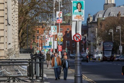 Carteles que representan a los candidatos de los partidos políticos en Dublín el 25 de noviembre de 2024, antes de las elecciones generales de Irlanda del viernes.