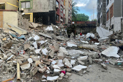 Rescatistas trabajan en un edificio que se desplomó este jueves, en Barranquilla (Colombia).