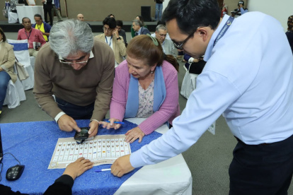 Las organizaciones políticas verificaron las papeletas de sus binomios.