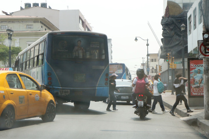Buses. En las unidades urbanas y de la Metrovía es común que el esmog cubra las placas. El caso es repetitivo.