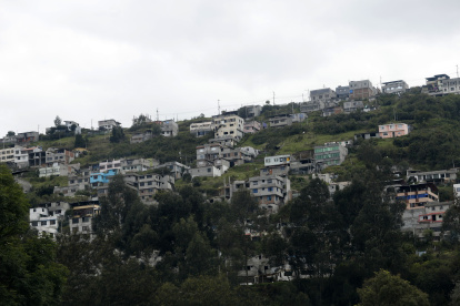 Población. Guamaní, Quitumbe y El Condado son las únicas parroquias urbanas que tienen más de 100.000 habitantes. Juntas representan alrededor del 18 % de la población.