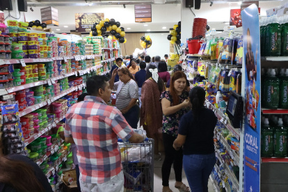 Supermercado. Los clientes compran productos de limpieza.