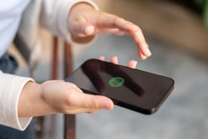 Wrapped es el resumen anual de Spotify que muestra a cada usuario sus canciones, artistas y podcasts más escuchados.