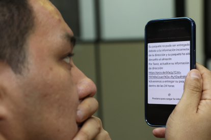 Tecnología. En una foto referencial un persona ve uno de los mensajes que en realidad son estafas.