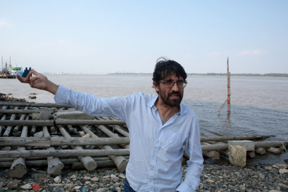 Rafael Espinosa, presidente del Colegio de Ingenieros Navales del Ecuador, junto al río Guayas.