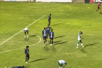 El partido entre Liga de Portoviejo y 22 de Julio se disputó en el estadio Reales Tamarindos, la noche de este viernes 29 de noviembre.