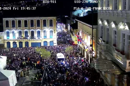 Así lucía la Plaza San Francisco durante el concierto gratuito por las fiestas de Quito.