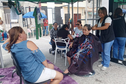 Emprendedoras de la ciudadela La Guangala participan en una feria este sábado 30 de noviembre.