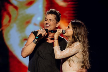 Luz Pinos junto a Carlos Vives en el concierto en Samborondón.