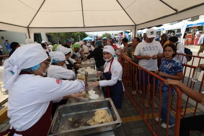 Ciudadanos acudieron hasta una plaza comercial en La Aurora para degustar del encebollado, la mañana de este sábado 30 de noviembre.