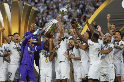 Jugadores de Botafogo celebran con el trofeo, al ganar la Copa Libertadores ante Atlético Mineiro, en el estadio Más Monumental en Buenos Aires, Argentina