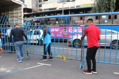 Las vallas metálicas fueron colocadas a lo largo de la avenida De Los Shyris, en el norte de Quito, para evitar desmanes por las fiestas de Quito.