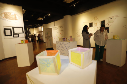 La muestra cuenta con 120 piezas elaboradas por los pacientes.