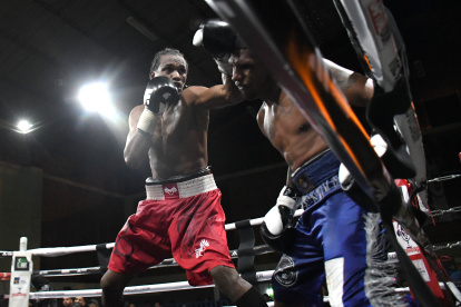 Carlos Mina, en su regreso al ring, conectó fuertes golpes sobre Diego Quiñónez.