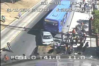 El choque entre el auto y el bus de transporte público dejó una persona herida.