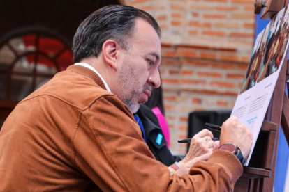 La abogada Alejandra Moreno denunció al alcalde de Quito, Pabel Muñoz, en el TCE por un presunto uso indebido de recursos públicos.