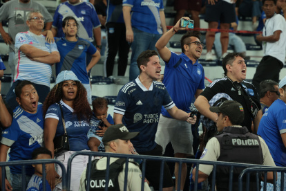 Hinchas de Emelec reprochan el rendimiento del equipo en la temporada 2024.