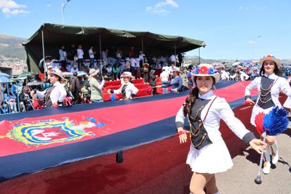 Así se vivió el desfile por los 490 años de fundación de Quito que realizó en el parque Bicentenario.
