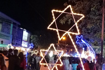 En el barrio Las Cruces, las luces iluminan las calles. O bien cuando llega la luz o con ayuda de generadores.