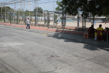 Las víctimas se encontraban bebiendo en este sector, cerca de un colegio de Guayaquil.