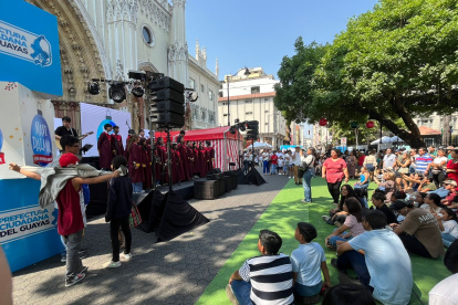 Se trajo un coro de adolescentes para este evento.