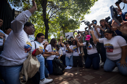Personas protestan en Caracas para pedir por la liberación de sus familiares detenidos tras las elecciones presidenciales de julio pasado.