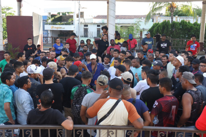 Migrantes se reúnen este domingo 1 de diciembre en una de las principales plazas en la ciudad de Tapachula, en el estado de Chiapas (México).